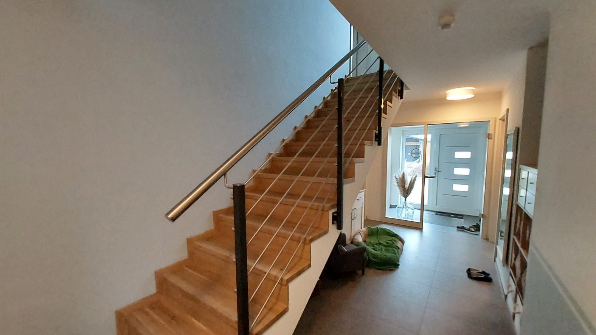 Moderne Geländerlösung für lichtdurchflutete Wohnbereiche