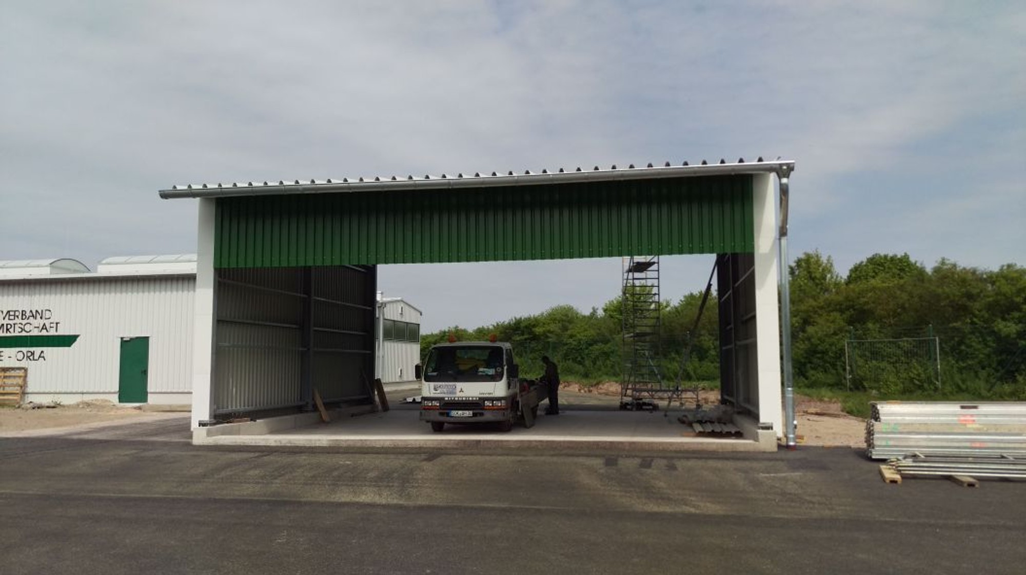 Robuste Stahlkonstruktion schützt Arbeitsmaterialien und Fahrzeuge zuverlässig vor Witterungseinflüssen