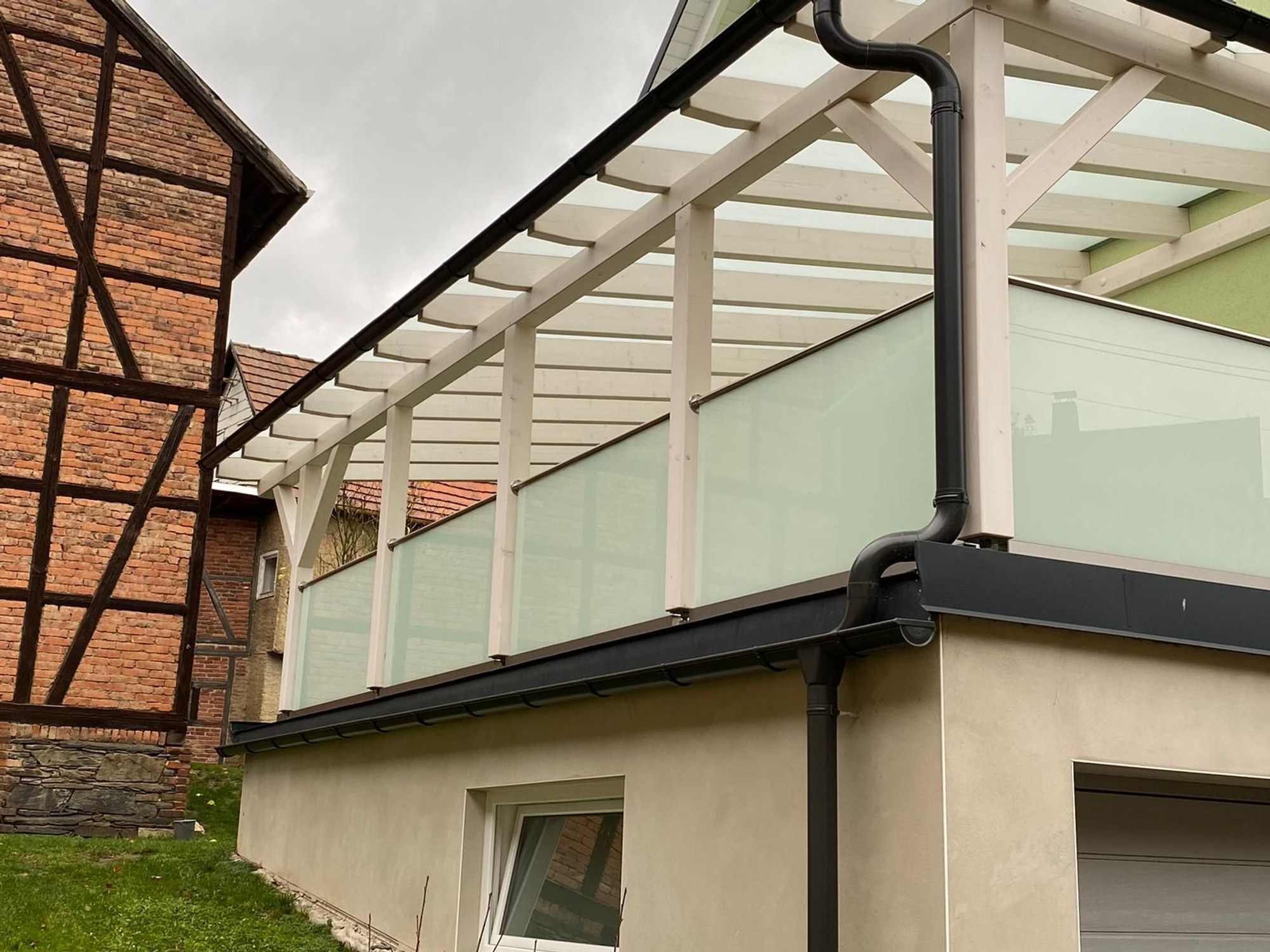 Transparente Eleganz für lichtdurchflossene Dachterrassen
