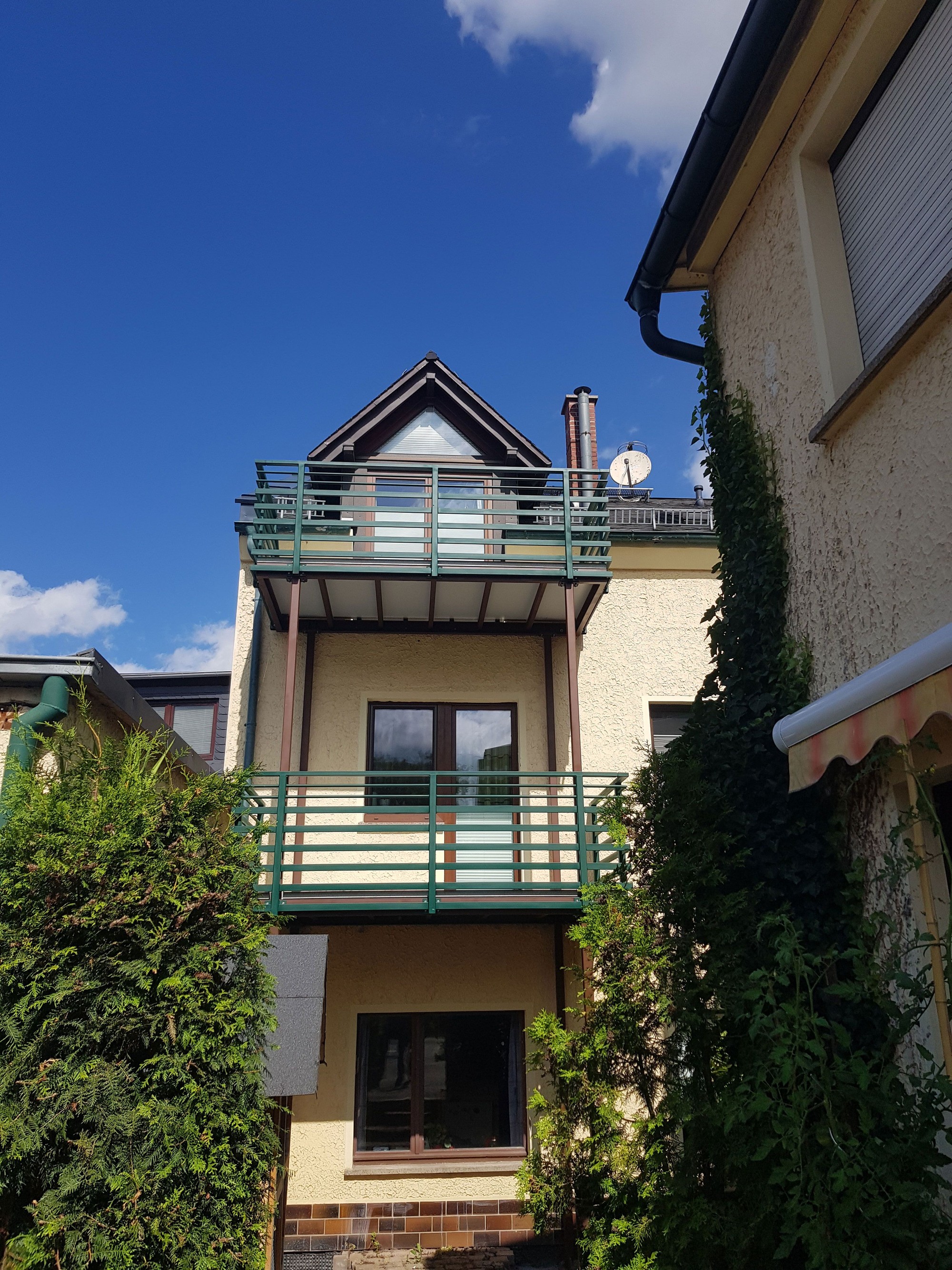 Moderner Freiraum mit klarer Linienführung